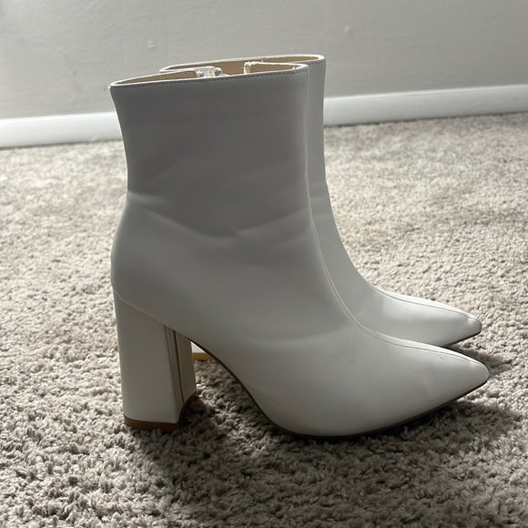 White Boots - Picture 1 of 3